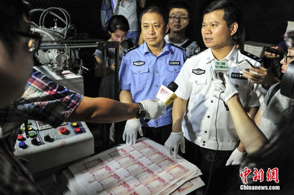 Journalists interview the police officers in a factory that made counterfeit banknotes in Huizhou, in South China's Guangzhou province, on Sept 24, 2015. (Photo/chinanews.com) Journalists interview the police officers in a factory that made counterfeit banknotes in Huizhou, in South China's Guangzhou province, on Sept 24, 2015. (Photo/chinanews.com)