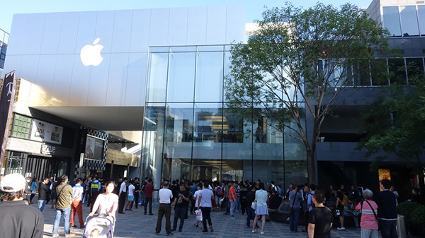 Apple fans line up in front of the Apple store in Sanlituan to pick up new iPhone 6s and iPhone 6s Plus, in Beijing, Sept 25, 2015. (Photo by Liu Zheng/chinadaily.com.cn) Apple fans line up in front of the Apple store in Sanlituan to pick up new iPhone 6s and iPhone 6s Plus, in Beijing, Sept 25, 2015. (Photo by Liu Zheng/chinadaily.com.cn)