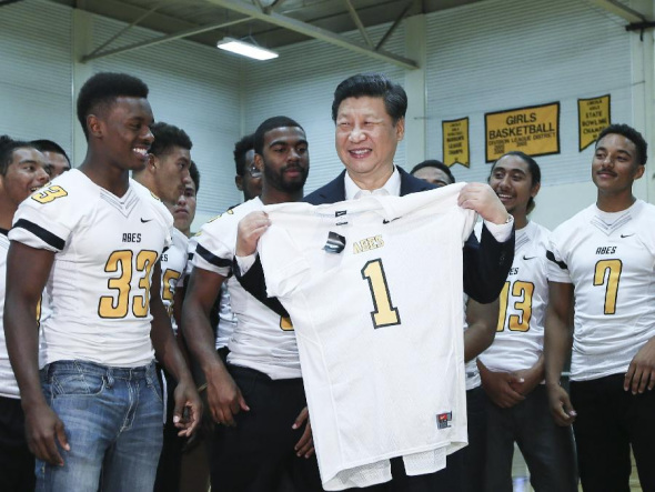 Chinese President Xi Jinping (C) is presented with a rugby shirt by students during his visit to the Lincoln High School in Tacoma of Washington State, the United States, Sept. 23, 2015. (Photo: Xinhua/Lan Hongguang) Chinese President Xi Jinping (C) is presented with a rugby shirt by students during his visit to the Lincoln High School in Tacoma of Washington State, the United States, Sept. 23, 2015. (Photo: Xinhua/Lan Hongguang)