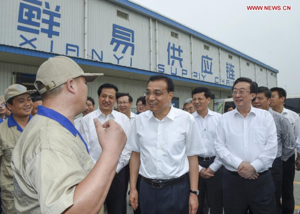 Chinese Premier Li Keqiang (C) talks with staff members of Fresh & Easy Holdings Group in central China's Henan Province, Sept. 24, 2015. Li had an inspection tour in Henan from Sept. 23 to 25. (Photo: Xinhua/Xie Huanchi) Chinese Premier Li Keqiang (C) talks with staff members of Fresh & Easy Holdings Group in central China's Henan Province, Sept. 24, 2015. Li had an inspection tour in Henan from Sept. 23 to 25. (Photo: Xinhua/Xie Huanchi)