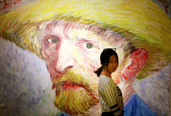 Visitors enjoy the Vincent Van Gogh Atlas: Virtual Reality Art Exhibition in Beijing on September 26,2015. Photo by Zhu Xingxin/chinadaily.com.cn Visitors enjoy the Vincent Van Gogh Atlas: Virtual Reality Art Exhibition in Beijing on September 26,2015. Photo by Zhu Xingxin/chinadaily.com.cn