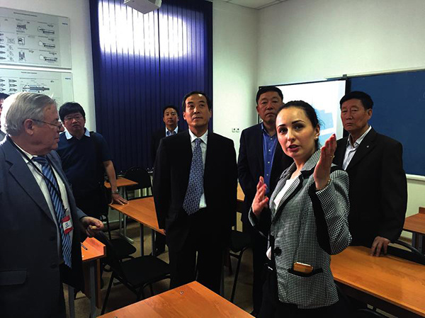 Anita gives local information to a Shaanxi delegation in Kazakhstan. (Photo provided to China Daily) Anita gives local information to a Shaanxi delegation in Kazakhstan. (Photo provided to China Daily)