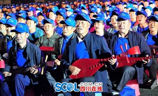More than 2,000 people play the Chinese lute, or pipa, together in Jiuzhaigou County in southwest China's Sichuan Province Sunday night, setting a new Guinness World Record for the largest lute ensemble. (Photo/scol.com.cn) More than 2,000 people play the Chinese lute, or pipa, together in Jiuzhaigou County in southwest China's Sichuan Province Sunday night, setting a new Guinness World Record for the largest lute ensemble. (Photo/scol.com.cn)