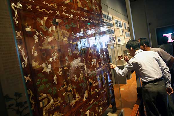 Visitors at the ongoing exhibition at the Palace Museum, which displays old royal craftsmanship.(Photo by Jiang Dong/China Daily) Visitors at the ongoing exhibition at the Palace Museum, which displays old royal craftsmanship.(Photo by Jiang Dong/China Daily)