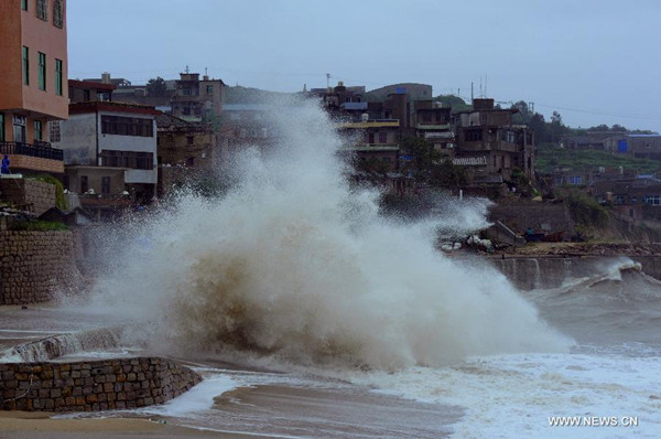 A huge wave hits Jiaonan Village of Tailu Town in Lianjiang County, southeast China's Fujian Province, Sept. 29, 2015. Typhoon Dujuan, the 21st typhoon of this year, made landfall in Fujian on Tuesday morning. The storm hit the coastal city of Putian at around 8:50 a.m., packing winds of up to 33 meters per second, said the Fujian Meteorological Service. (Photo: Xinhua/Zhang Guojun) A huge wave hits Jiaonan Village of Tailu Town in Lianjiang County, southeast China's Fujian Province, Sept. 29, 2015. Typhoon Dujuan, the 21st typhoon of this year, made landfall in Fujian on Tuesday morning. The storm hit the coastal city of Putian at around 8:50 a.m., packing winds of up to 33 meters per second, said the Fujian Meteorological Service. (Photo: Xinhua/Zhang Guojun)