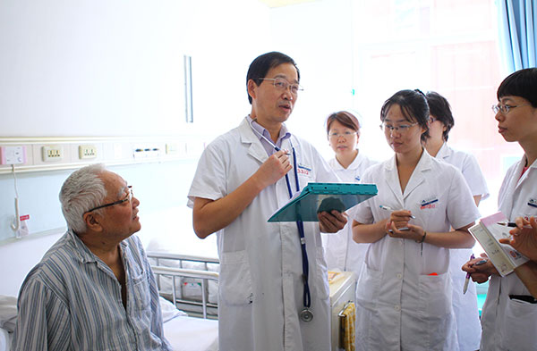 Yu Zhenqiu, director of the hypertension department at Anzhen Hospital in Beijing, visits a patient on a ward. Provided to China Daily Yu Zhenqiu, director of the hypertension department at Anzhen Hospital in Beijing, visits a patient on a ward. Provided to China Daily