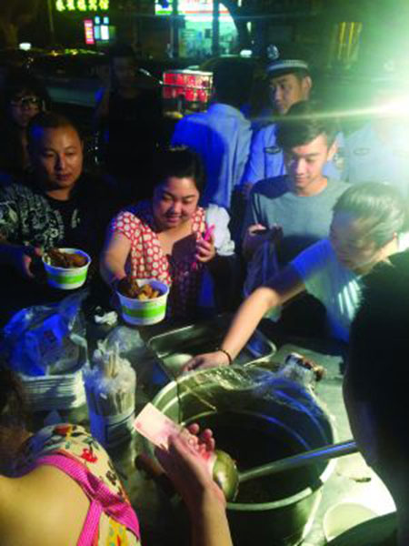 Customers stand around the stand to buy the stewed vegetables since the fried rice is sold out. (Photo from Sina Weibo) Customers stand around the stand to buy the stewed vegetables since the fried rice is sold out. (Photo from Sina Weibo)