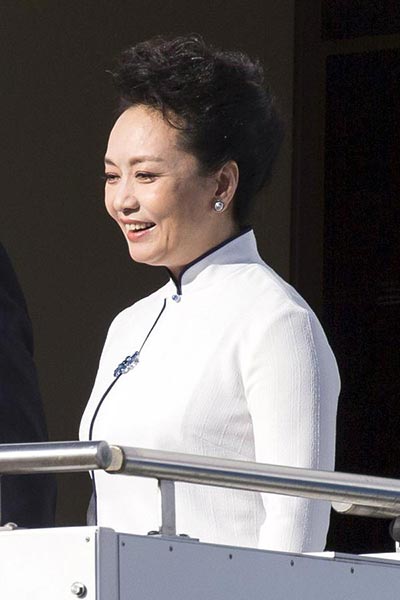 Chinese First Lady Peng Liyuan arrives at Paine Field in Everett, Washington, Sept 22, 2015. (Photo/Xinhua) Chinese First Lady Peng Liyuan arrives at Paine Field in Everett, Washington, Sept 22, 2015. (Photo/Xinhua)