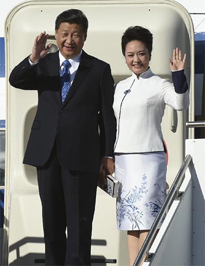 Chinese President Xi Jinping and First Lady Peng Liyuan arrive at Paine Field in Everett, Washington, Sept 22, 2015. (Photo/Xinhua) Chinese President Xi Jinping and First Lady Peng Liyuan arrive at Paine Field in Everett, Washington, Sept 22, 2015. (Photo/Xinhua)