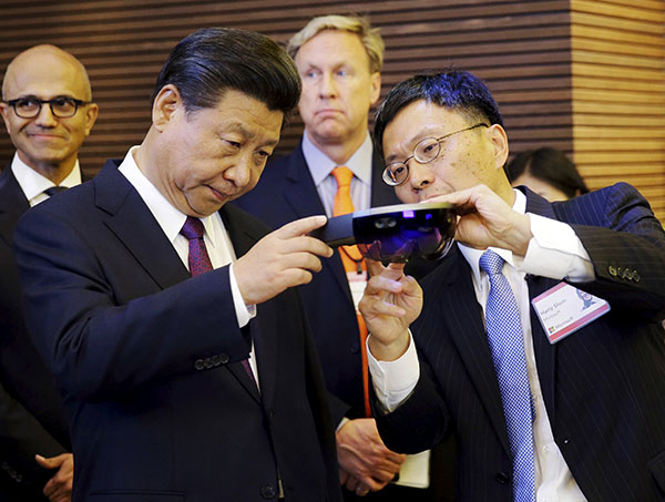 Microsoft's Harry Shum shows Xi a holographic device. (Photo/China Daily) Microsoft's Harry Shum shows Xi a holographic device. (Photo/China Daily)