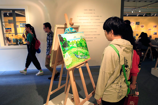 Visitors enjoy the Vincent Van Gogh Atlas: Virtual Reality Art Exhibition in Beijing on September 26,2015. Photo by Li Ying/chinadaily.com.cn Visitors enjoy the Vincent Van Gogh Atlas: Virtual Reality Art Exhibition in Beijing on September 26,2015. Photo by Li Ying/chinadaily.com.cn
