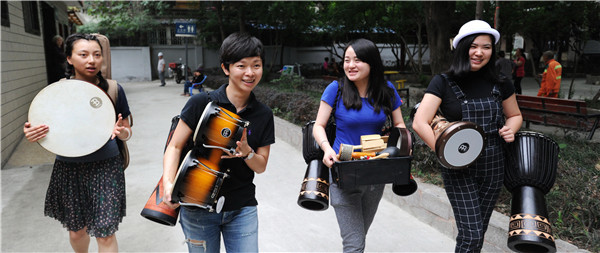 Music therapist Wang Lujie (second from left) and her colleagues are on their way to a session in Chengdu, Sichuan province. YU PING/CHINA DAILY Music therapist Wang Lujie (second from left) and her colleagues are on their way to a session in Chengdu, Sichuan province. YU PING/CHINA DAILY