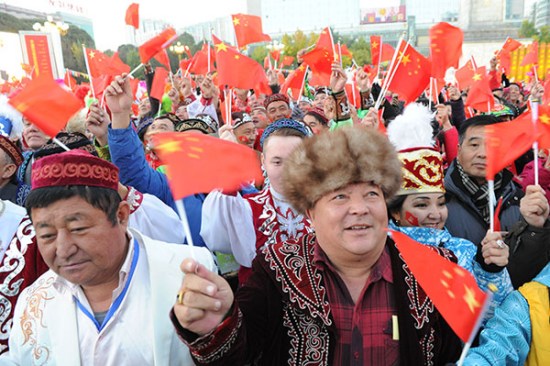Residents gather in Urumqi on Thursday to celebrate National Day, the 66th anniversary of the founding of the People's Republic of China, and the 60th anniversary of the Xinjiang Uygur autonomous region.(Photo: China Daily/Zhang Wande) Residents gather in Urumqi on Thursday to celebrate National Day, the 66th anniversary of the founding of the People's Republic of China, and the 60th anniversary of the Xinjiang Uygur autonomous region.(Photo: China Daily/Zhang Wande)
