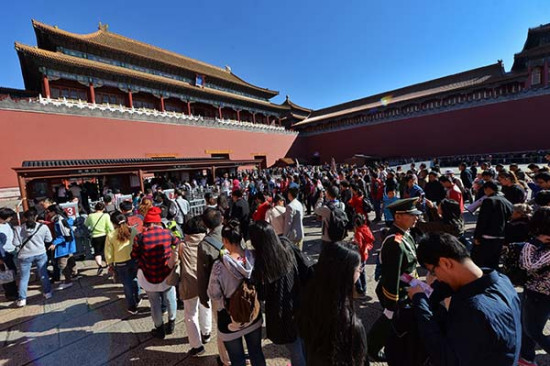 Visitors line up at the Wumen entrance of Beijing's Palace Museum on Thursday, the start of the National Day holiday. (Photo/China Daily) Visitors line up at the Wumen entrance of Beijing's Palace Museum on Thursday, the start of the National Day holiday. (Photo/China Daily)