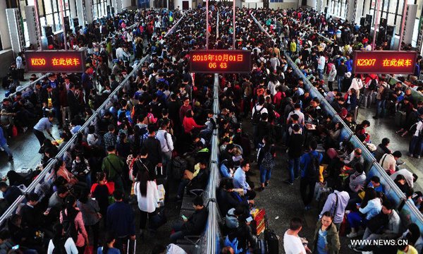 Passengers queue to board trains at the railway station of Zhengzhou, capital of central China's Henan Province, Oct 1, 2015. A travel peak is seen in Zhengzhou on Thursday, the first day of the National Day holidays which spans from Oct 1 to 7. (Photo/Xinhua) Passengers queue to board trains at the railway station of Zhengzhou, capital of central China's Henan Province, Oct 1, 2015. A travel peak is seen in Zhengzhou on Thursday, the first day of the National Day holidays which spans from Oct 1 to 7. (Photo/Xinhua)