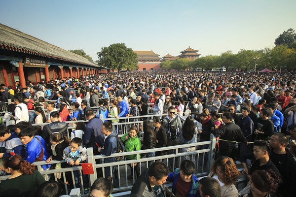 Visitors wait in line to buy tickets for the Palace Museum in Beijing on Sunday. (Photo by Chen Xiaogen/China Daily) Visitors wait in line to buy tickets for the Palace Museum in Beijing on Sunday. (Photo by Chen Xiaogen/China Daily)