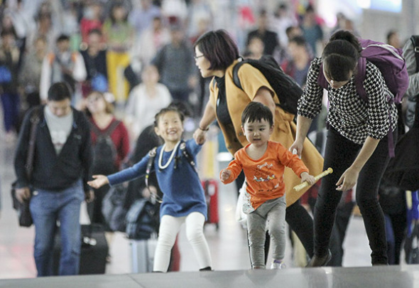 Tourists exit Qingdao Railway Station in Shandong province on Monday. (Photo: China Daily/HUANG JIEXIAN) Tourists exit Qingdao Railway Station in Shandong province on Monday. (Photo: China Daily/HUANG JIEXIAN)
