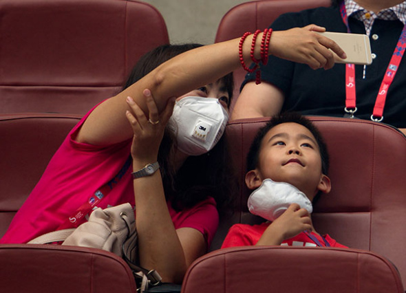 A mother and son pose for a selfie on Wednesday during a break in the China Open tennis tournament in Beijing, where smog has persisted for days.(Photo: China Daily/Wei Xiaohao) A mother and son pose for a selfie on Wednesday during a break in the China Open tennis tournament in Beijing, where smog has persisted for days.(Photo: China Daily/Wei Xiaohao)
