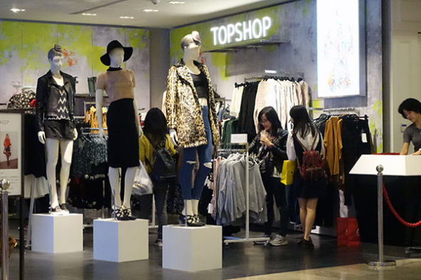 Customers check out outfits at the fast fashion chain Topshop's first retail outlet on the Chinese mainland. It opened in Galeries Lafayette's store in Beijing this summer. (Photo/China Daily) Customers check out outfits at the fast fashion chain Topshop's first retail outlet on the Chinese mainland. It opened in Galeries Lafayette's store in Beijing this summer. (Photo/China Daily)
