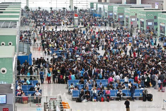 Lots of passengers wait for their trains at the Nanchang West Railway Station in Nanchang, capital of east China's Jiangxi Province, Oct. 6, 2015. As the week-long National Day holidays draw to an end, many parts across the country witnessed a travel rush Tuesday. China's National Day falls on Oct. 1. (Photo: Xinhua/Zhang Xuedong) Lots of passengers wait for their trains at the Nanchang West Railway Station in Nanchang, capital of east China's Jiangxi Province, Oct. 6, 2015. As the week-long National Day holidays draw to an end, many parts across the country witnessed a travel rush Tuesday. China's National Day falls on Oct. 1. (Photo: Xinhua/Zhang Xuedong)