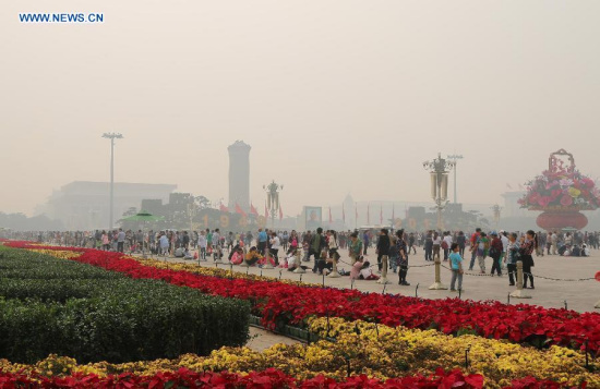 Tourists walk on the Tiananmen Square in haze in Beijing, capital of China, Oct. 7, 2015.(Photo: Xinhua/Liu Xianguo) Tourists walk on the Tiananmen Square in haze in Beijing, capital of China, Oct. 7, 2015.(Photo: Xinhua/Liu Xianguo)