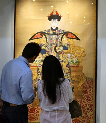 Visitors enjoy A Large Imperial Portrait of Consort Chunhui during the preview of Sotheby's autumn auction in Hong Kong, Oct 5, 2015. (Photo/Xinhua) Visitors enjoy A Large Imperial Portrait of Consort Chunhui during the preview of Sotheby's autumn auction in Hong Kong, Oct 5, 2015. (Photo/Xinhua)