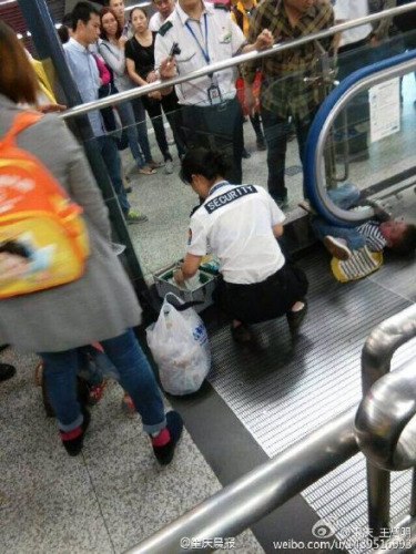The picture shows the boy was stuck under the handrail of the escalator.(Photo/Sina Weibo) The picture shows the boy was stuck under the handrail of the escalator.(Photo/Sina Weibo)
