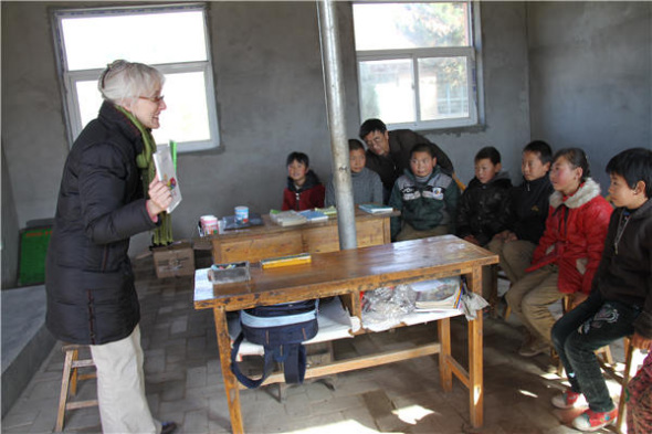 Melissa Kay Smith brings books and hope to children in poverty-stricken mountain areas in southern Ningxia Hui autonomous region. (Photo provided to China Daily) Melissa Kay Smith brings books and hope to children in poverty-stricken mountain areas in southern Ningxia Hui autonomous region. (Photo provided to China Daily)