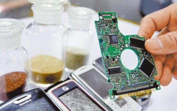 Cell phone components contain various valuable materials, such as 0.01 percent gold, 20 percent-25 percent copper and 40 percent -50 percent renewable plastic. (File Photo) Cell phone components contain various valuable materials, such as 0.01 percent gold, 20 percent-25 percent copper and 40 percent -50 percent renewable plastic. (File Photo)