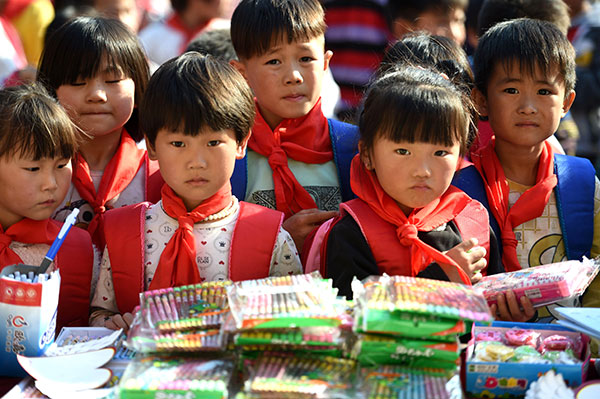 Children from poor families in Bozhou, Anhui province, receive stationery donated by volunteers. China will work hard to lift about 70 million people in rural areas out of poverty by the end of 2020. (Photo: China Daily/ Liu Qinli) Children from poor families in Bozhou, Anhui province, receive stationery donated by volunteers. China will work hard to lift about 70 million people in rural areas out of poverty by the end of 2020. (Photo: China Daily/ Liu Qinli)
