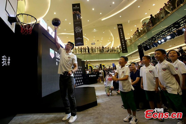 NBA star Jeremy Lin plays with children of a basketball summer camp during a TAG Heuer Challenge event in Beijing, June 22, 2015. The Swiss Avant-Garde watchmaker says Jeremy Lin is the perfect representative of “Don’t Crack Under Pressure.” (Photo: China News Service/Liu Yang) NBA star Jeremy Lin plays with children of a basketball summer camp during a TAG Heuer Challenge event in Beijing, June 22, 2015. The Swiss Avant-Garde watchmaker says Jeremy Lin is the perfect representative of “Don’t Crack Under Pressure.” (Photo: China News Service/Liu Yang)