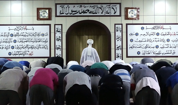 Muslims worship at a mosque in Urumqi, capital of the Xinjiang Uygur autonomous region, on Monday. (Photo by Wang Zhuangfei/China Daily) Muslims worship at a mosque in Urumqi, capital of the Xinjiang Uygur autonomous region, on Monday. (Photo by Wang Zhuangfei/China Daily)