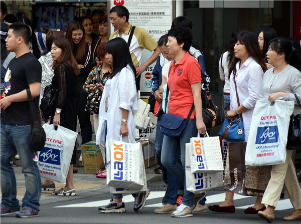 Chinese tourists go on shopping sprees in Japan during the National Day holiday. Many visited Tokyo's Akihabara shopping district. Provided to China Daily Chinese tourists go on shopping sprees in Japan during the National Day holiday. Many visited Tokyo's Akihabara shopping district. Provided to China Daily