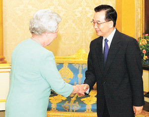 Britain's Queen Elizabeth II receives then-Chinese Premier Wen Jiabao at Buckingham Palace in London, May 11, 2004. (Photo/Xinhua) Britain's Queen Elizabeth II receives then-Chinese Premier Wen Jiabao at Buckingham Palace in London, May 11, 2004. (Photo/Xinhua)