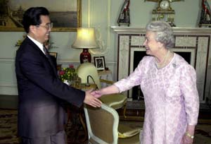 Then-Chinese Vice-President Hu Jintao is welcomed by Britain's Queen Elizabeth II at Buckingham Palace in London, Oct 30, 2001. (Photo/Xinhua) Then-Chinese Vice-President Hu Jintao is welcomed by Britain's Queen Elizabeth II at Buckingham Palace in London, Oct 30, 2001. (Photo/Xinhua)