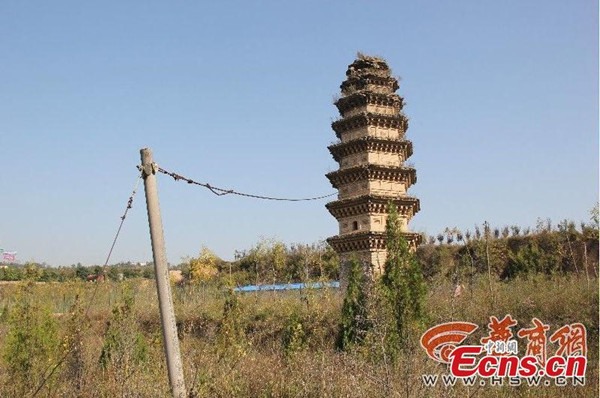 A steel cable is seen fixed on a leaning ancient pagoda in Tongchuan, Northwest China’s Shaanxi province on October 12, 2015. (Photo/hsw.cn) A steel cable is seen fixed on a leaning ancient pagoda in Tongchuan, Northwest China’s Shaanxi province on October 12, 2015. (Photo/hsw.cn)