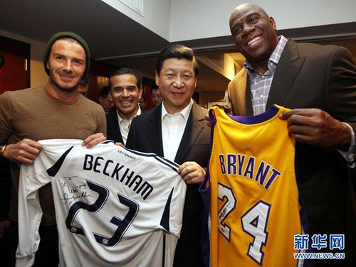 Former Lakers player Earvin Johnson (R) gives President Xi a shirt with NBA star Kobe Bryant’s signature on it, and David Beckham presented a shirt with his own signature on it to Xi in Staples Center, Los Angeles, Feb 17, 2012. (Photo/Xinhua) Former Lakers player Earvin Johnson (R) gives President Xi a shirt with NBA star Kobe Bryant’s signature on it, and David Beckham presented a shirt with his own signature on it to Xi in Staples Center, Los Angeles, Feb 17, 2012. (Photo/Xinhua)