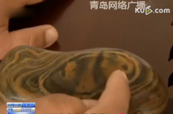 The panda stone Lin found seems to bear an image of China's iconic bear. (Screenshot form Qingdao Network Radio and TV Station) The panda stone Lin found seems to bear an image of China's iconic bear. (Screenshot form Qingdao Network Radio and TV Station)