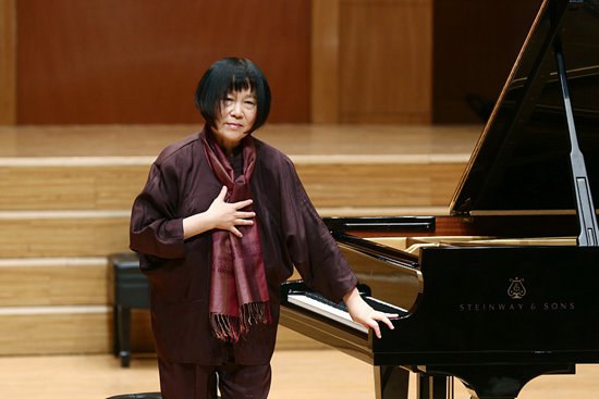 Zhu Xiaomei always wear the same clothes while she performs in the past thirty years, and she would bow to the audience everytime after the show. (Photo/Agencies) Zhu Xiaomei always wear the same clothes while she performs in the past thirty years, and she would bow to the audience everytime after the show. (Photo/Agencies)