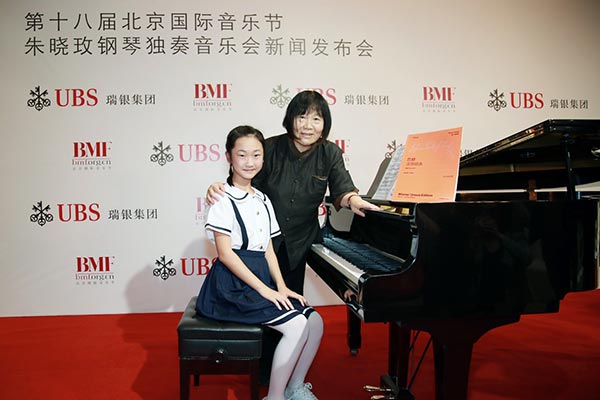 Zhu Xiaomei takes a photo with the girl who performed at the press conference for the concert held at the St Joseph's Church in Beijing on Monday. The concert, sponsored by UBS, is part of the Beijing Music Festival. (Photo provided to chinadaily.com.cn) Zhu Xiaomei takes a photo with the girl who performed at the press conference for the concert held at the St Joseph's Church in Beijing on Monday. The concert, sponsored by UBS, is part of the Beijing Music Festival. (Photo provided to chinadaily.com.cn)