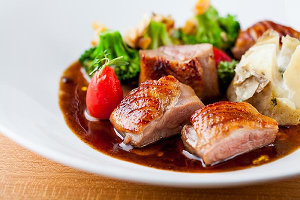 Duck breast roasted with honey, served with baked potato, broccoli and almond slice. (Photo provided to China Daily) Duck breast roasted with honey, served with baked potato, broccoli and almond slice. (Photo provided to China Daily)