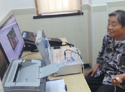 A senior uses a machine to monitor bone density at a community activity center in Lujiazui sub-district in Shanghai. Provided to China Daily A senior uses a machine to monitor bone density at a community activity center in Lujiazui sub-district in Shanghai. Provided to China Daily