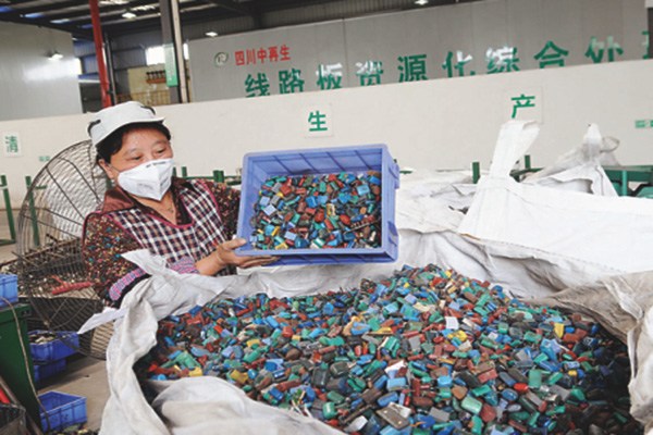 A worker packs the electronic waste after dismantling at one of the recycling processing plants in southwest China. (Photo/China Daily) A worker packs the electronic waste after dismantling at one of the recycling processing plants in southwest China. (Photo/China Daily)