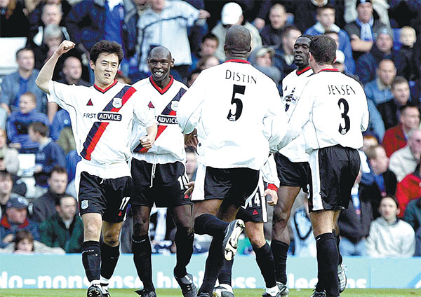 Sun Jihai (left) celebrates scoring his fi rst goal as Manchester City beat Birmingham City 2-0 in the Premiership match at St Andrews, Birmingham, on Oct 26, 2002. (Photo provided to China Daily) Sun Jihai (left) celebrates scoring his fi rst goal as Manchester City beat Birmingham City 2-0 in the Premiership match at St Andrews, Birmingham, on Oct 26, 2002. (Photo provided to China Daily)