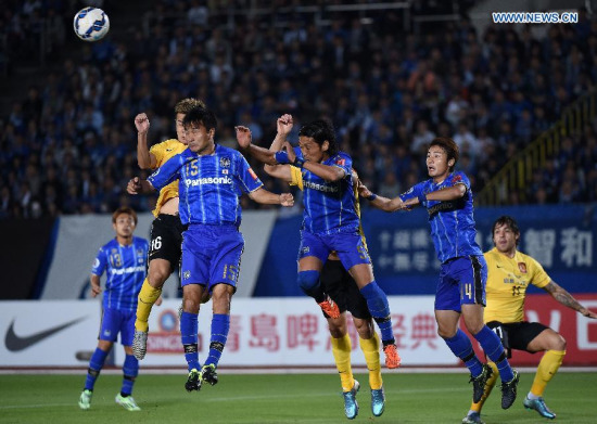 Huang Bowen (16, in yellow) of China's Guangzhou Evergrande heads the ball during the AFC Champions League semi-final match betweenJapan's Gamba Osaka and Guangzhou Evergrande in Osaka, Japan, Oct. 21, 2015. (Photo: Xinhua/Liu Dawei) Huang Bowen (16, in yellow) of China's Guangzhou Evergrande heads the ball during the AFC Champions League semi-final match betweenJapan's Gamba Osaka and Guangzhou Evergrande in Osaka, Japan, Oct. 21, 2015. (Photo: Xinhua/Liu Dawei)