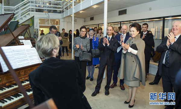 Peng Liyuan, the wife of China's President Xi Jinping, visits The Royal College of Music in London, Britain Oct 22, 2015. (Photo/Xinhua) Peng Liyuan, the wife of China's President Xi Jinping, visits The Royal College of Music in London, Britain Oct 22, 2015. (Photo/Xinhua)