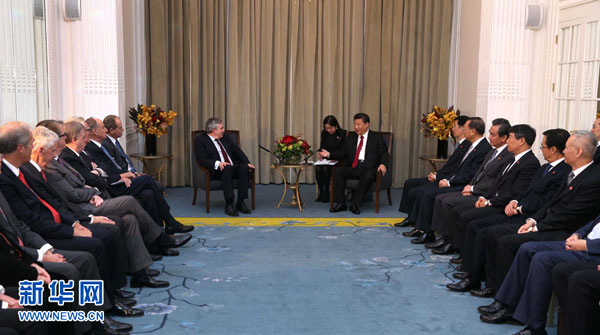 President Xi Jinping meets with British representatives including former UK prime minister Gordon Brown (L, back) in London, Oct 22, 2015.(Photo/Xinhua) President Xi Jinping meets with British representatives including former UK prime minister Gordon Brown (L, back) in London, Oct 22, 2015.(Photo/Xinhua)