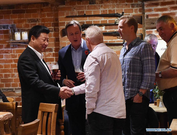 Chinese President Xi Jinping (1st L) and British Prime Minister David Cameron (2nd L) talk with local people at a pub after their meeting in Cameron's country retreat, Chequers, Britain, Oct. 22, 2015. (Photo: Xinhua/Rao Aimin) Chinese President Xi Jinping (1st L) and British Prime Minister David Cameron (2nd L) talk with local people at a pub after their meeting in Cameron's country retreat, Chequers, Britain, Oct. 22, 2015. (Photo: Xinhua/Rao Aimin)