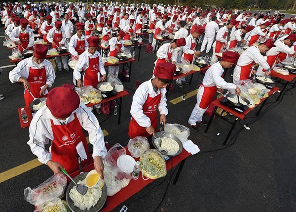 Four tons of fried rice is no problem for 300 cooks simultaneously cooking in Jiangsu province on Thursday. (Photo/Xinhua) Four tons of fried rice is no problem for 300 cooks simultaneously cooking in Jiangsu province on Thursday. (Photo/Xinhua)