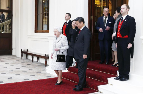Chinese President Xi Jinping (R, front) and his wife Peng Liyuan bid farewell to British Queen Elizabeth II (L, front) and her husband Prince Philip, Duke of Edinburgh, at Buckingham Palace in London, Britain, Oct. 22, 2015. (Photo: Xinhua/Ju Peng) Chinese President Xi Jinping (R, front) and his wife Peng Liyuan bid farewell to British Queen Elizabeth II (L, front) and her husband Prince Philip, Duke of Edinburgh, at Buckingham Palace in London, Britain, Oct. 22, 2015. (Photo: Xinhua/Ju Peng)